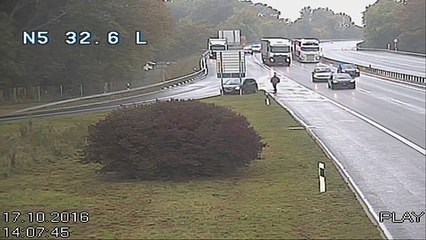 Un homme imprudent filmé en train de courir derrière sa voiture sur l’autoroute