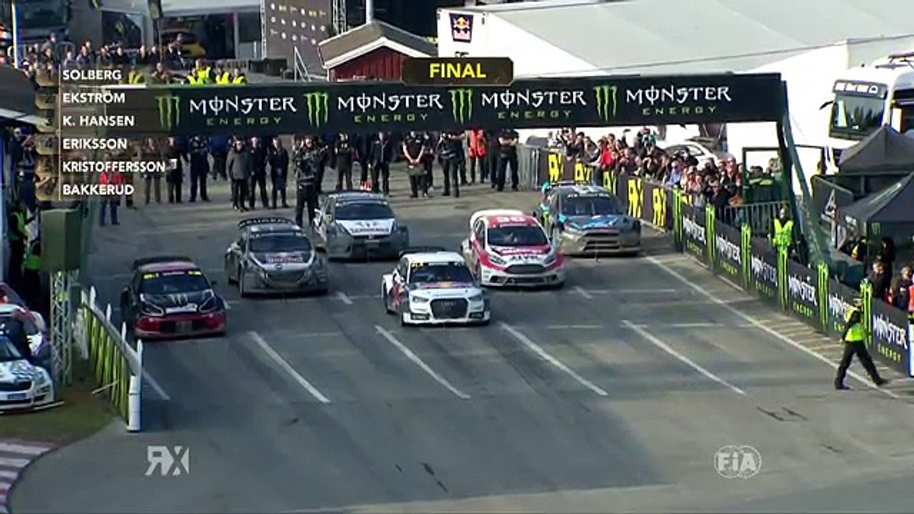 Un superbe dépassement en drift exterieur en rallycross