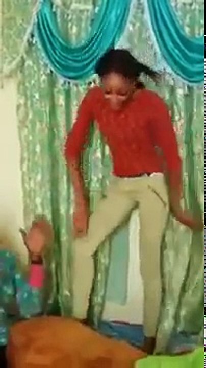 Soumboulou Bathily s'éclatant grave avec ses soeurs