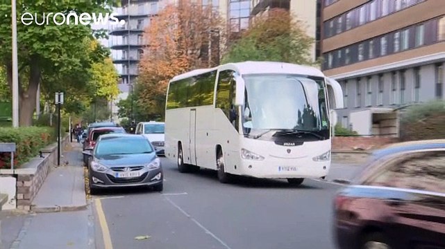 До Лондона прибувають автобусами неповнолітні з джунглів Кале