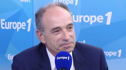 Jean-François Copé donne le prix d'un pain au chocolat