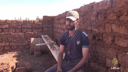 القصف والنزوح وغلاء مواد البناء يعيدون بيوت الطين من جديد في ريف حمص الشمالي