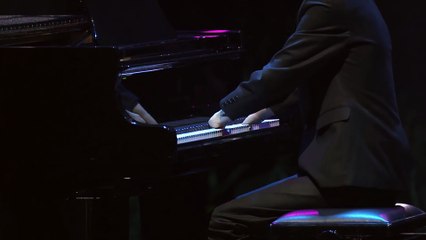 Âgé de 16 ans et né sans mains, cet adolescent un maître du piano !