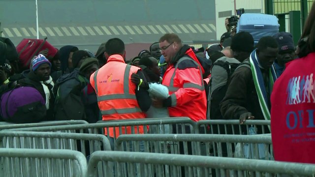 Francia inicia desmantelamiento de campamento de migrantes