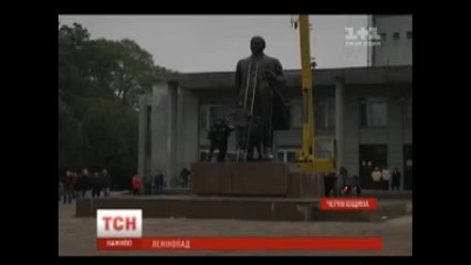 Ukrayna'da Bir Lenin Heykeli Daha Söküldü