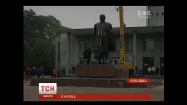Ukrayna'da Bir Lenin Heykeli Daha Söküldü