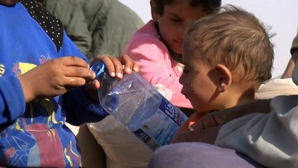 لاجئون من الموصل عالقون بين نارين عند الحدود العراقية السورية