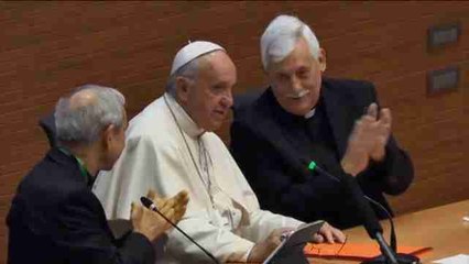 El papa visita por sorpresa a los jesuitas