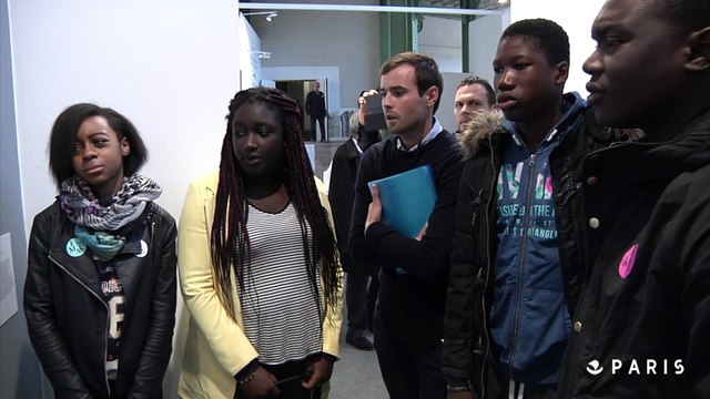 Des collégiens parisiens devant les oeuvres du Fonds Municipal d'Art Contemporain