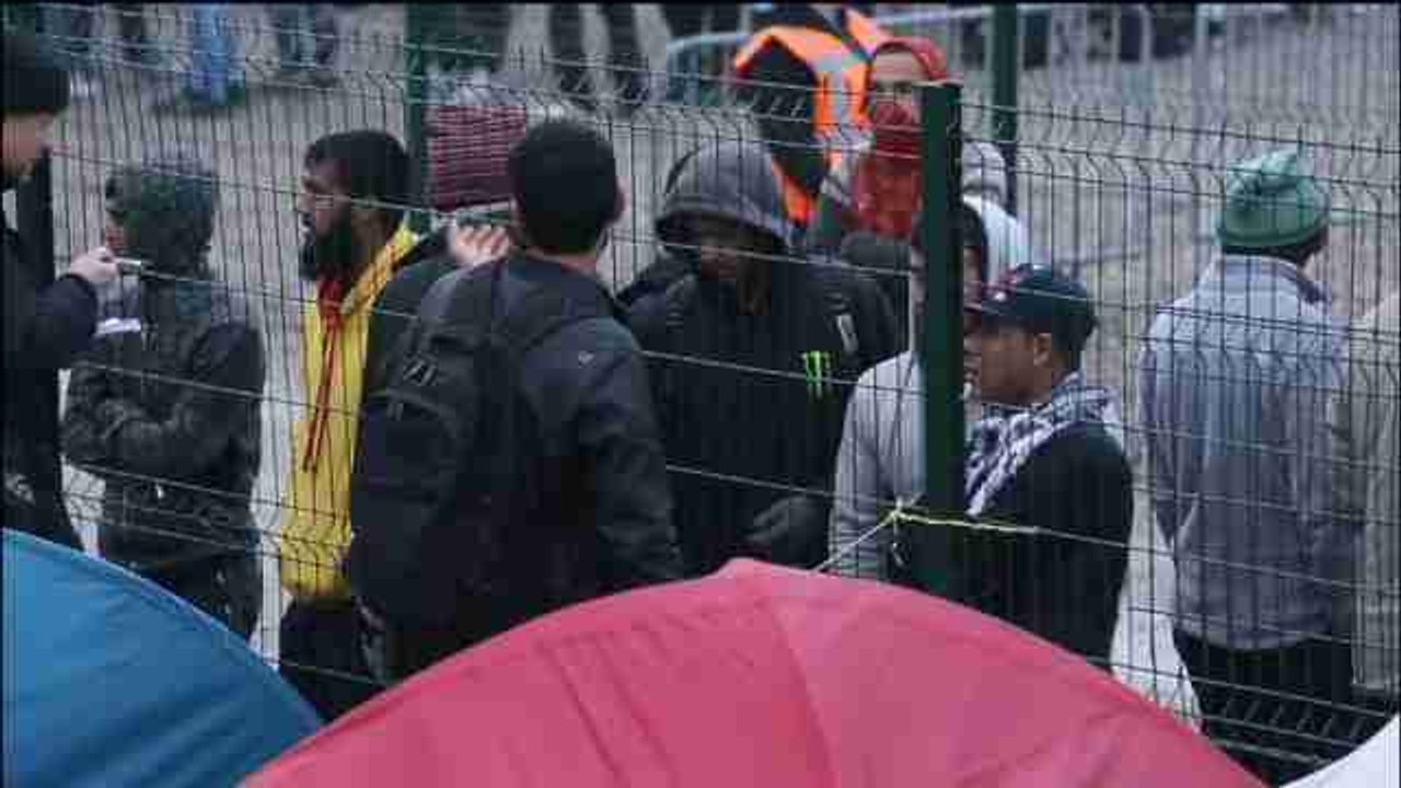 French authorities begin evacuation of Calais refugee camp