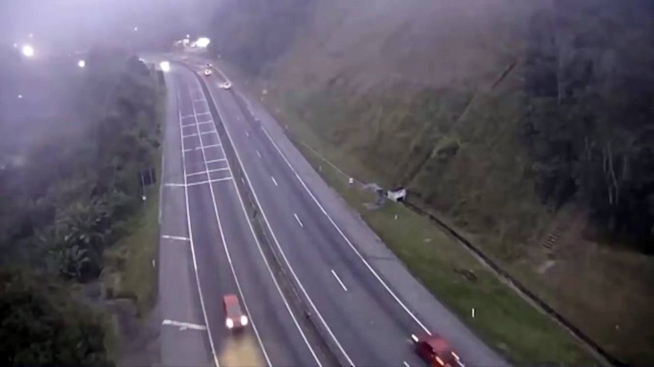 Un camion citerne se renverse et explose au milieu de la route