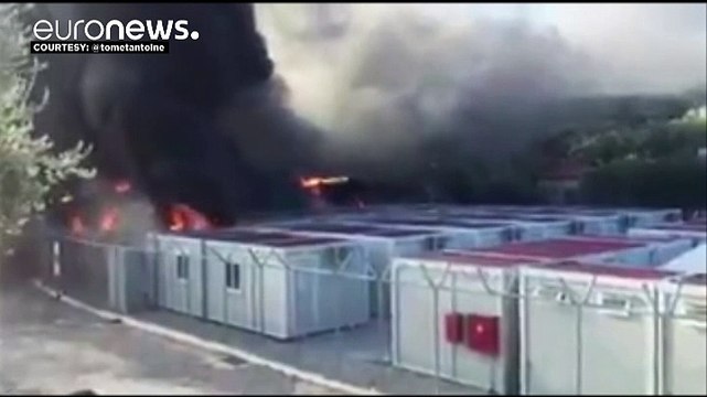 Lesbos: decenas de migrantes protestan por las condiciones de hacinamiento prendiendo fuego a una oficina del servicio de asilo