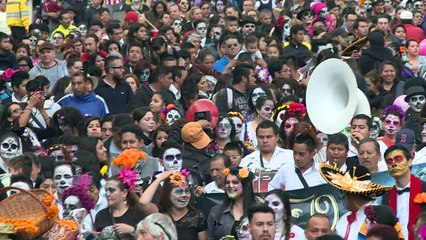 Catrinas desfilan en México previo al Día de Muertos