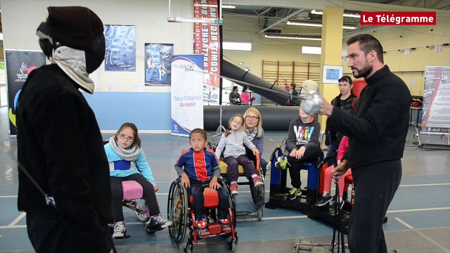 Lorient. Huit jeunes handicapés s'initient à la boxe et à l'escrime