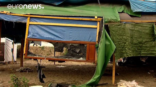 L'evacuazione della giungla di Calais va avanti nella calma