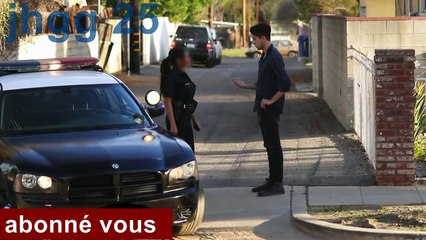 Ce mec a un culot monstre et ça fonctionne, il embrasse des policières juste en le leur demandant