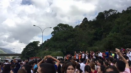 Estudiantes de la Universidad Monte Ávila protestan por el revocatorio.