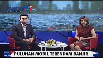 Puluhan Mobil Terendam Banjir di Kemang
