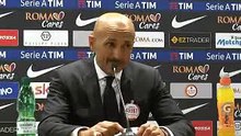 Spalletti se tape la tête contre la table en conférence de presse