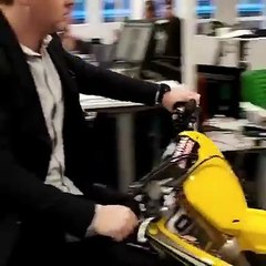 Le rêve de tout rider qui travaille dans un bureau