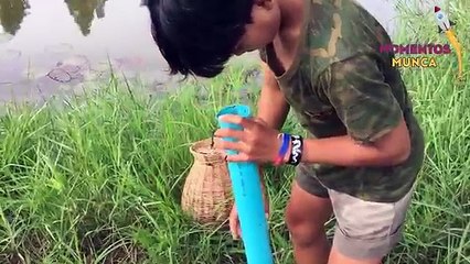 Mira el increíble método que utiliza este niño para capturar anguilas