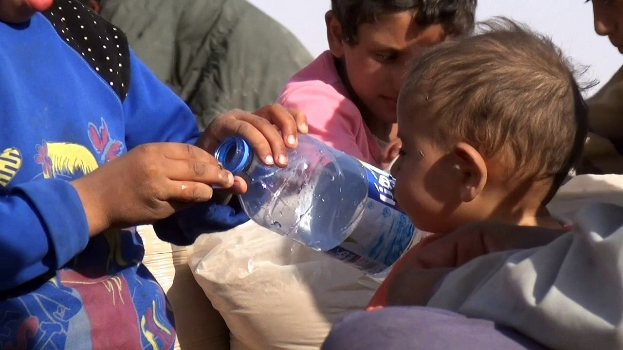 Refugiados de Mosul, bajo fuego cruzado en la frontera con Siria