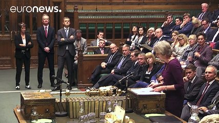 Βολές Στέρτζεον κατά Μέι ενόψει Brexit