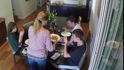 Les enfants sont impolis pendant le souper mais personne na vu venir leur punition!