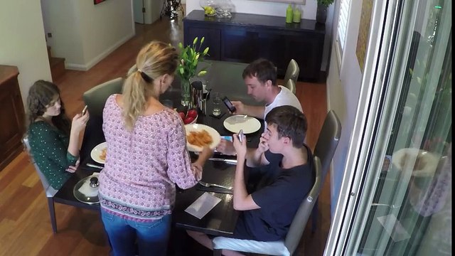 Les enfants sont impolis pendant le souper mais personne na vu venir leur punition!