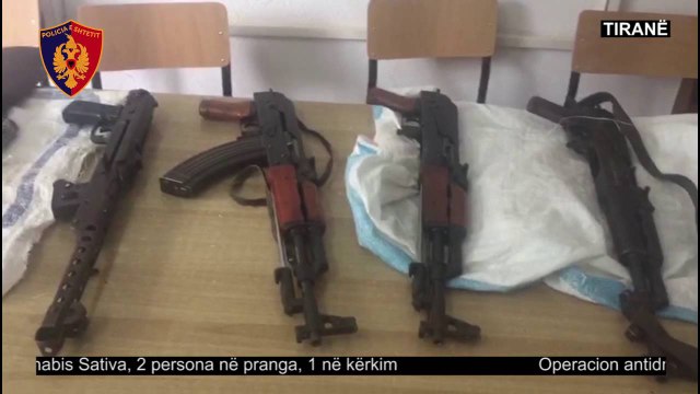 6 armë zjarri dhe 80 kg kanabis, dy në pranga e një në kërkim