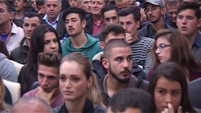 Rreth 100 të rinjë aderojnë në Nisma për Kosovën dega në Gjakovë - Lajme