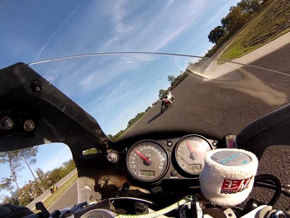 Saintonge , chrono de 1mn 05s en ZX9R ...