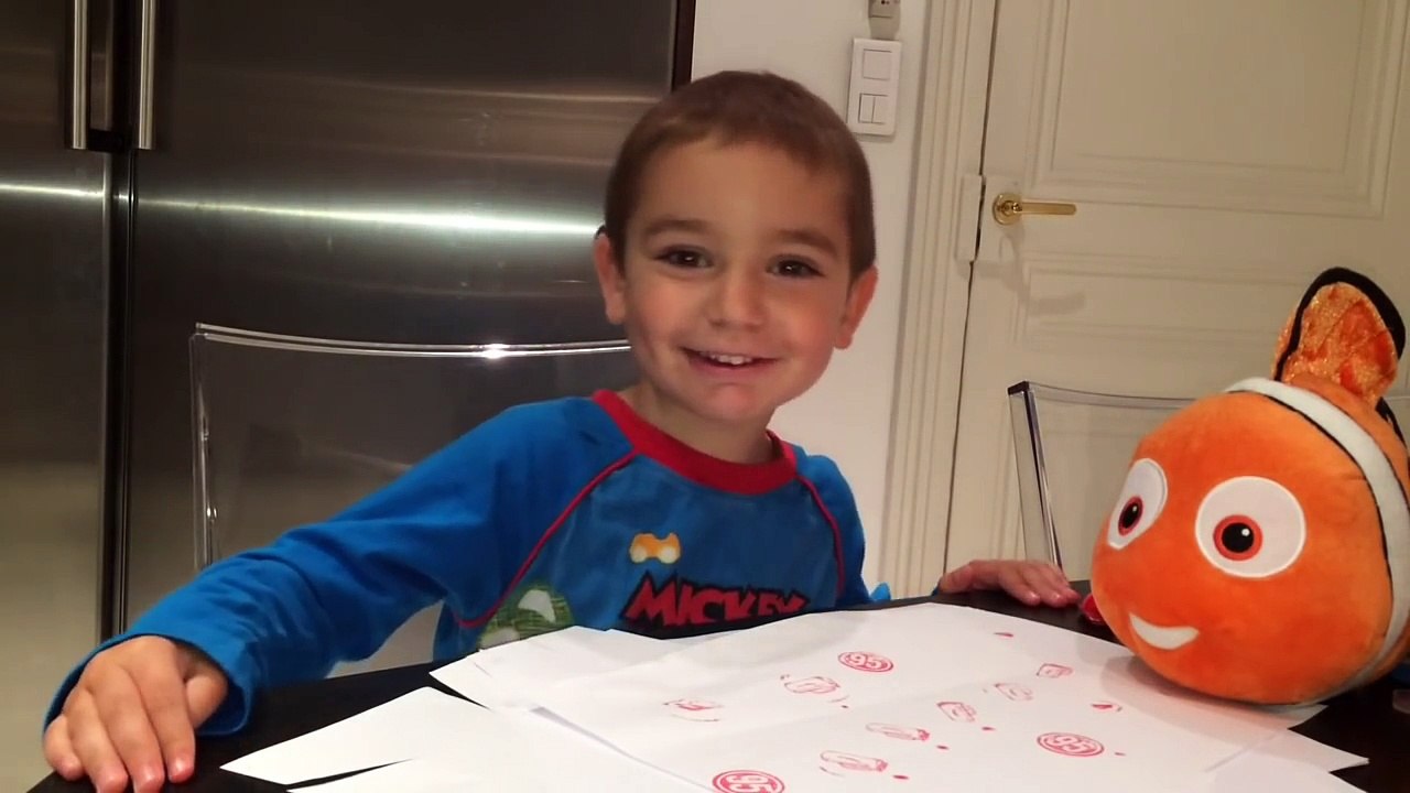 Enfant 3 ans chante comptine Au clair de la lune | Comptine paroles chanson