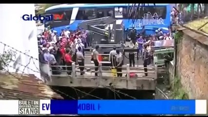 Evakuasi Mobil Hanyut di Bandung