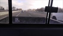 Quand la radio diffuse la musique parfaite pour une course-poursuite sur l'autoroute!