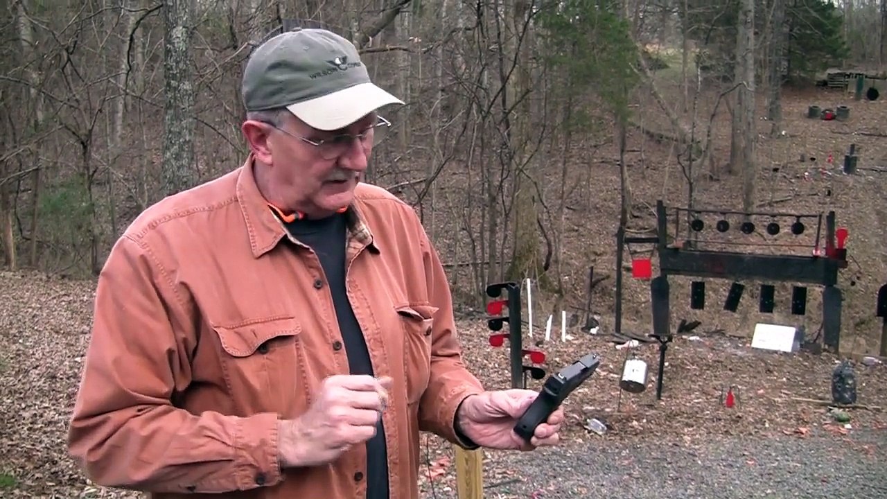 Couper une saussice en 2 avec le recul d'un pistolet !