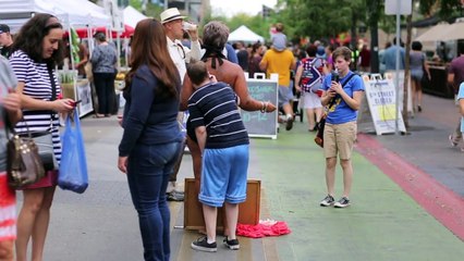 Elle se met en bikini dans la rue pour dénoncer le body shaming