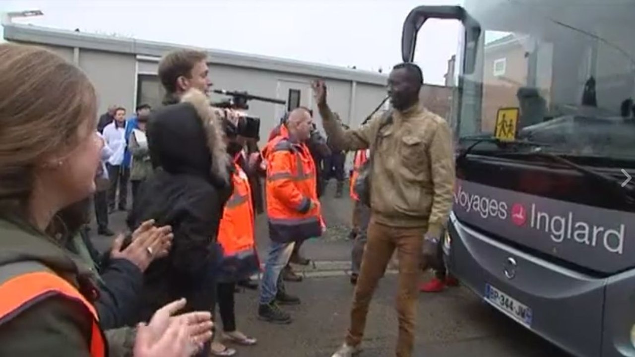 Une trentaine de migrant applaudis à leur arrivée à Croisilles