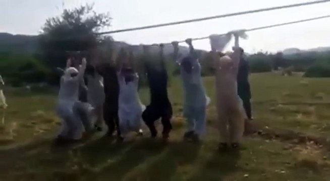 Ils s'amusent avec des fils électriques