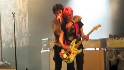 Le chanteur de Green Day fait monter un fan pour jouer à la guitare