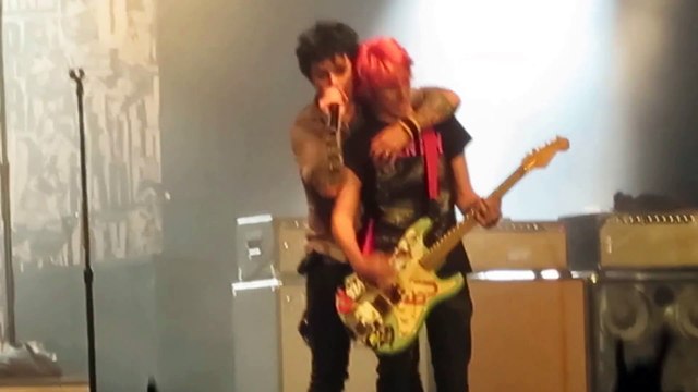 Le chanteur de Green Day fait monter un fan pour jouer à la guitare