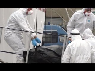 Napoli - Sbarcano 463 migranti: a bordo cadavere di donna incinta (24.10.16)