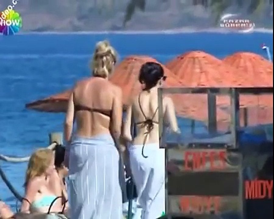 ÖZGÜ NAMAL ve TAŞ GİBİ POPOSU