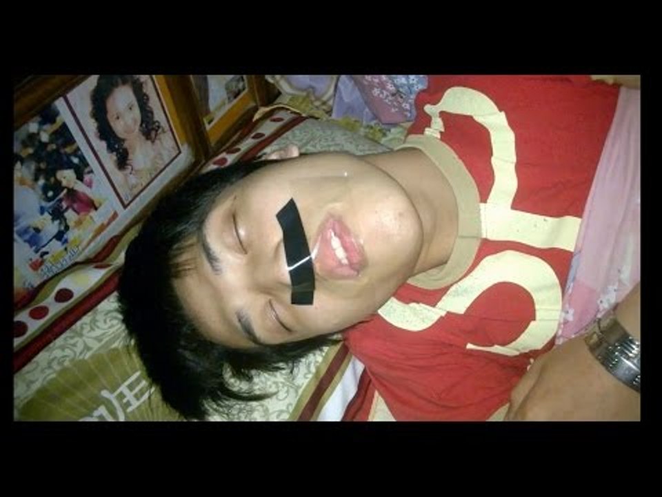 Trò Đùa Dán Băng Dính Vào Miệng - Tape on her mouth Prank