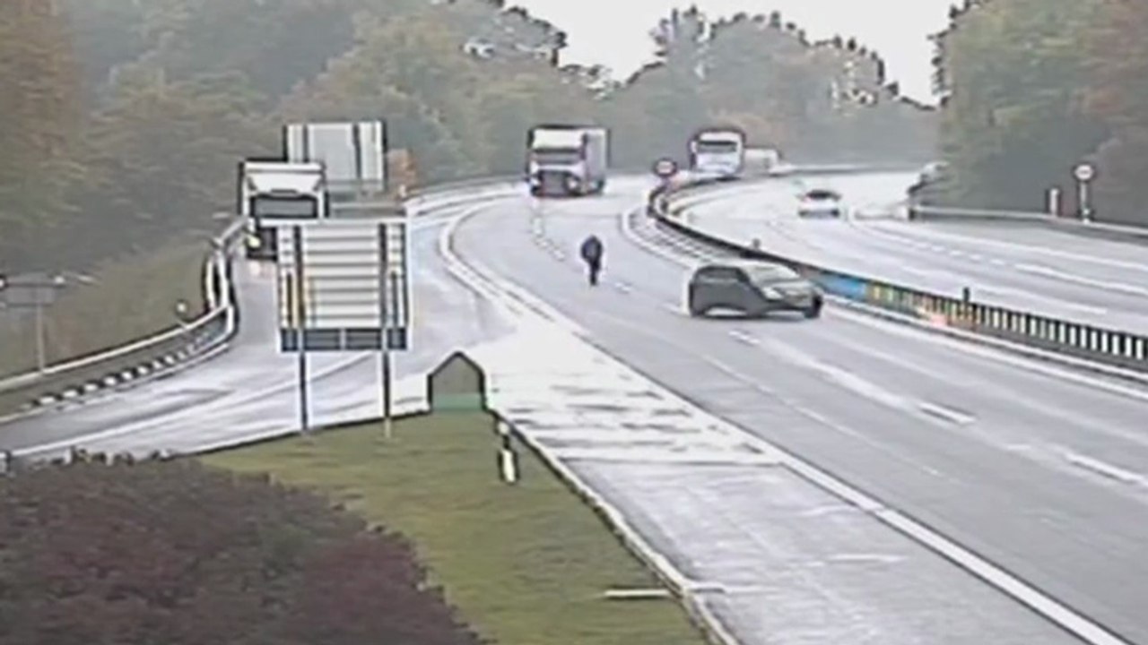 Il court derrière sa voiture sur l'autoroute