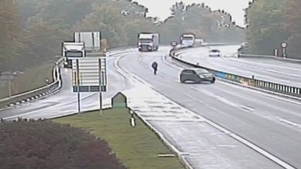 Il court derrière sa voiture sur l'autoroute