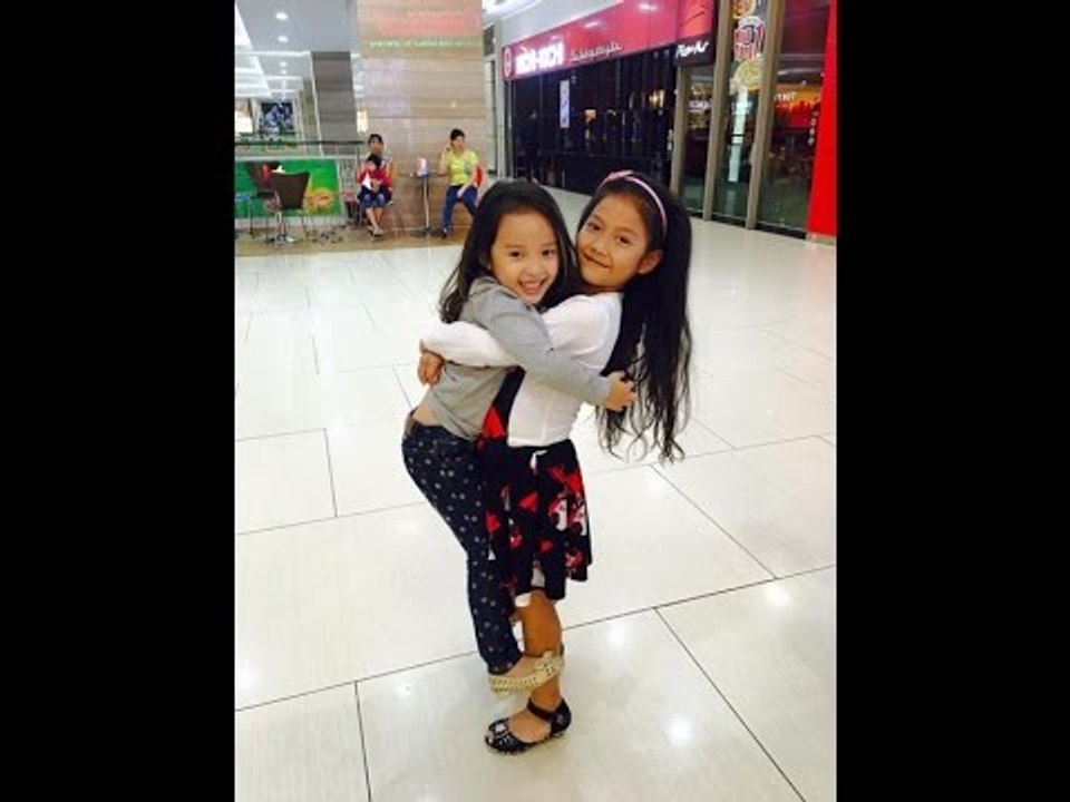 Chíp và  Nhím [ Bố ơi mình đi đâu thế ] là bạn thân , nhí nhố chụp ảnh !