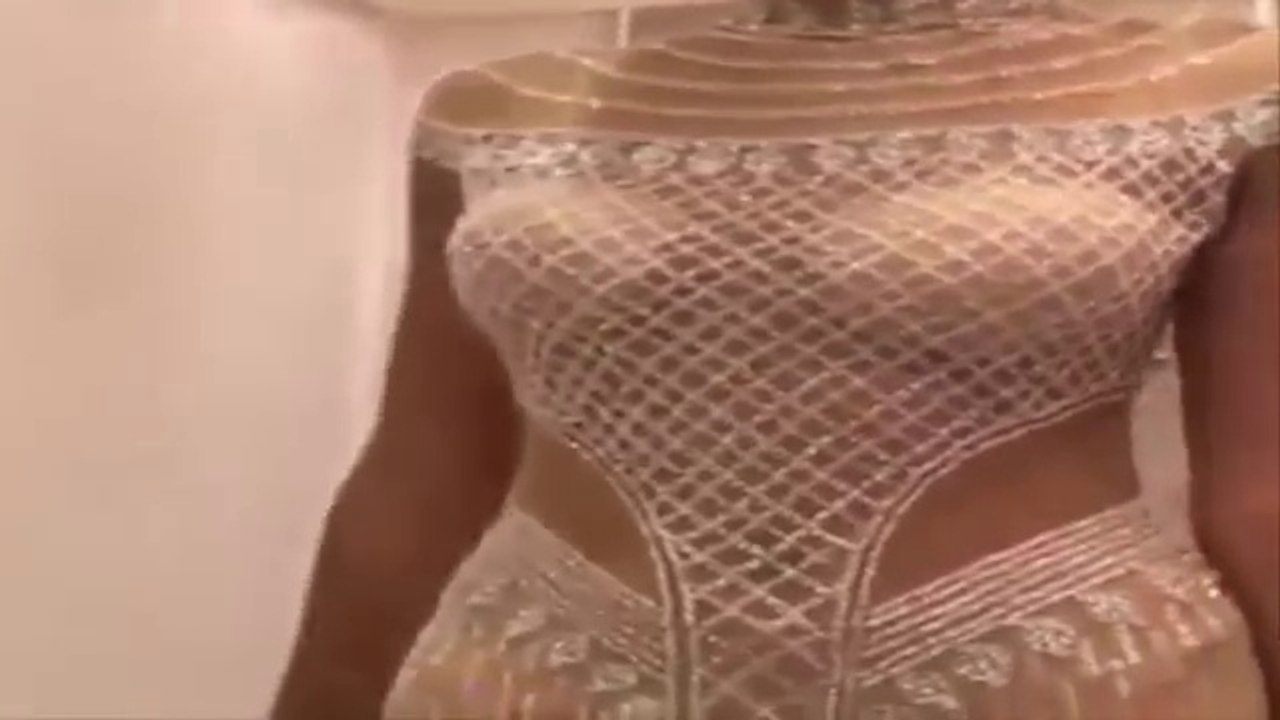 Isha Ambani Walk on Ramp With Daimond Dress Worth 90 Crore