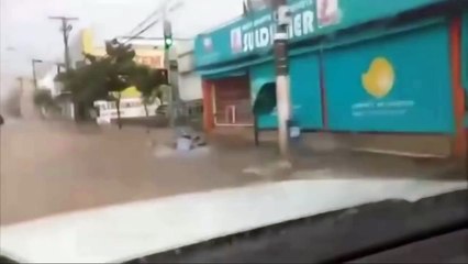 Un motard évite de peu la noyade pendant les inondations au Brésil
