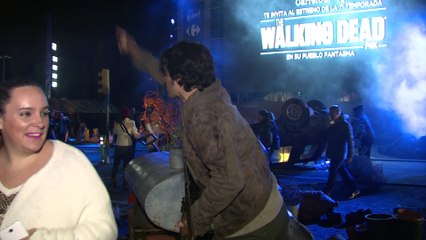 Miles de jóvenes se adentran en el pueblo fantasma de The Walking Dead